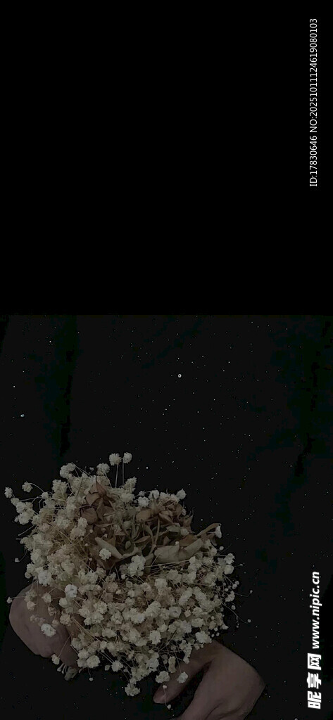 手捧白色小花束