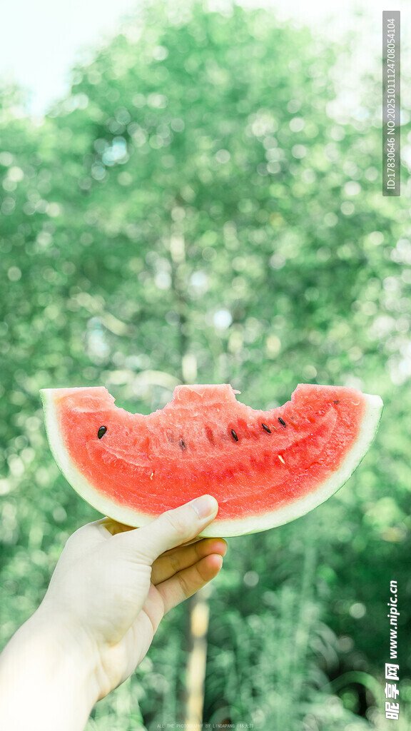 手持爱心西瓜夏日风情