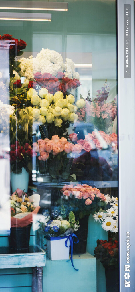 花店橱窗里的缤纷花卉