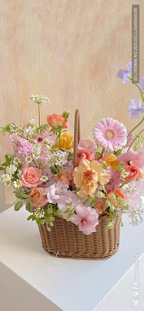 多彩花篮装点温馨空间