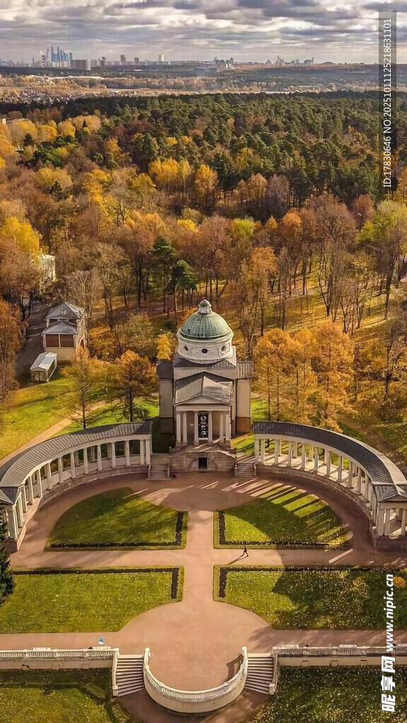 秋日公园中的古典建筑景观