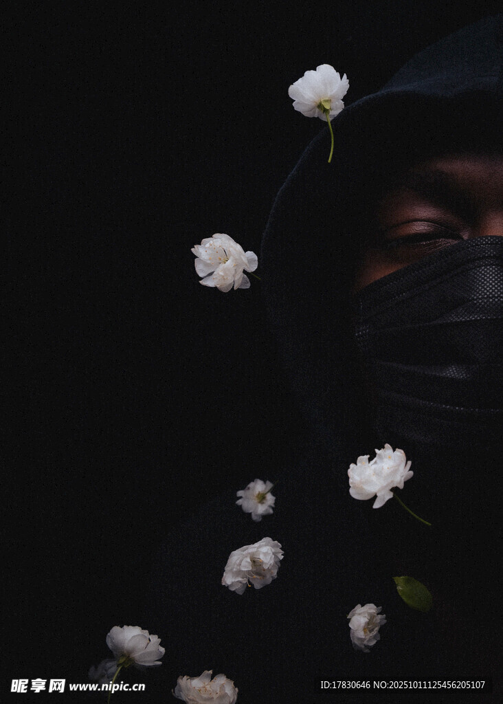 黑暗中绽放的白色小花
