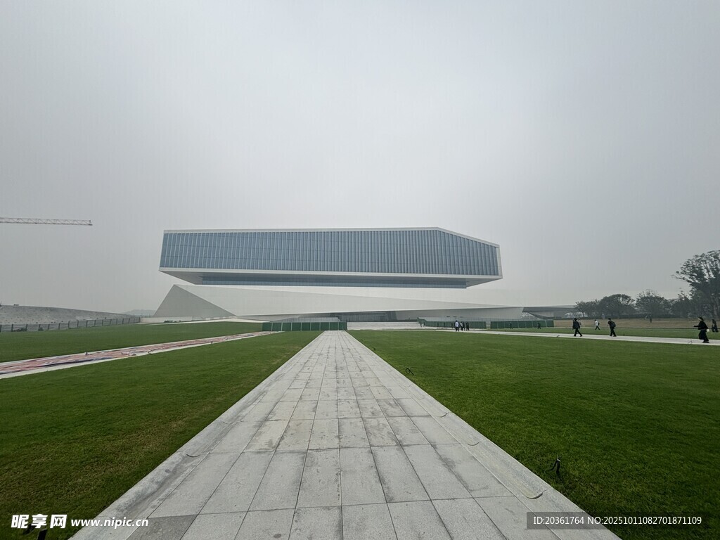 现代建筑前的开阔步道