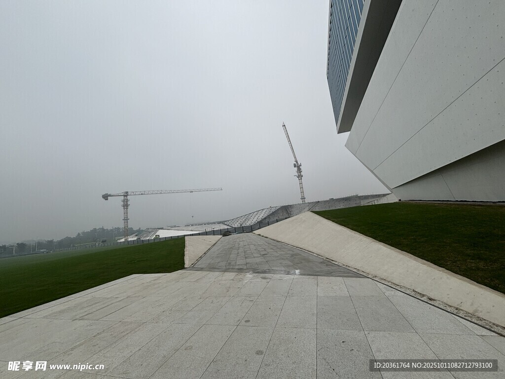 现代建筑旁的施工场景