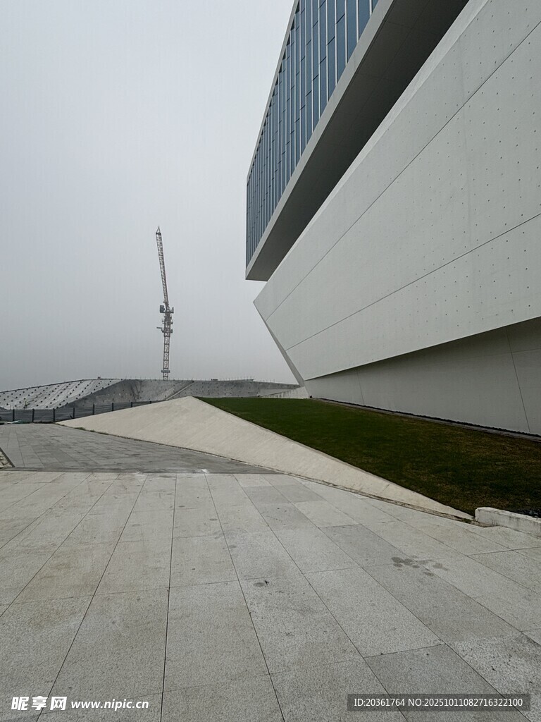 现代建筑外观与开阔地面