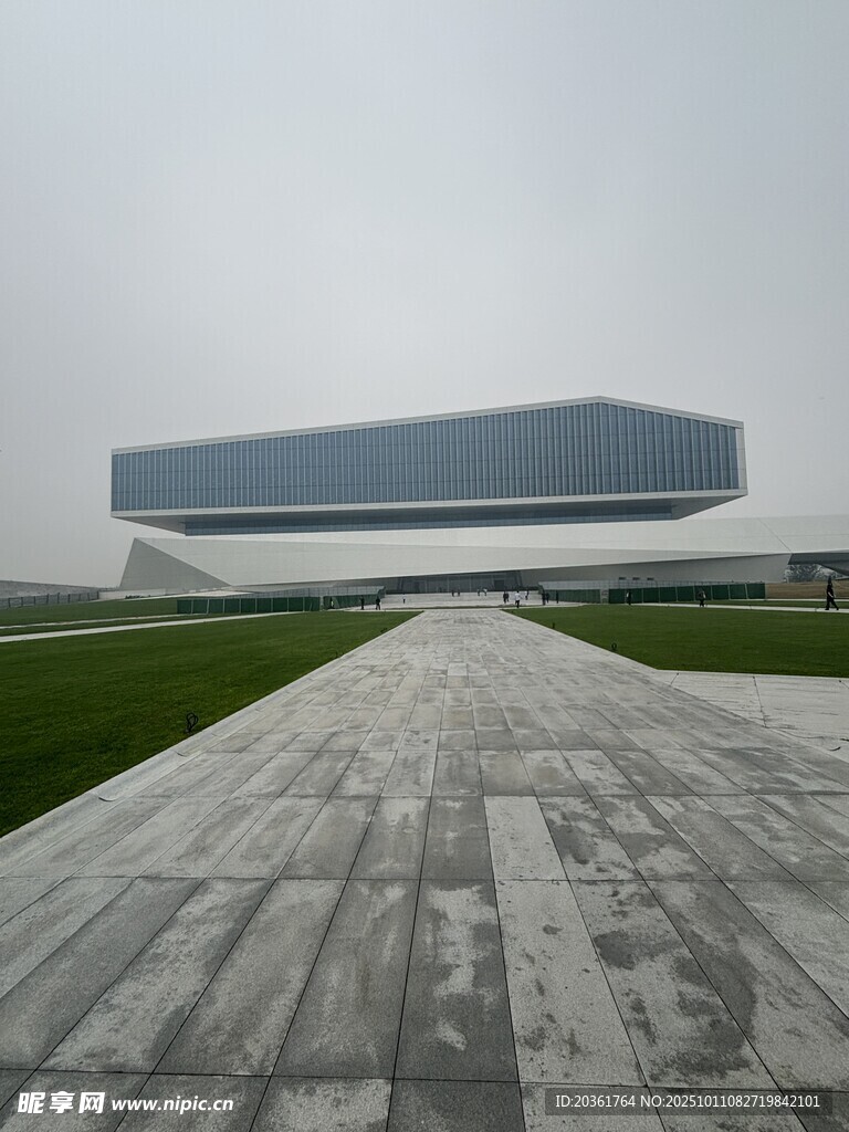 现代建筑前的开阔石板路