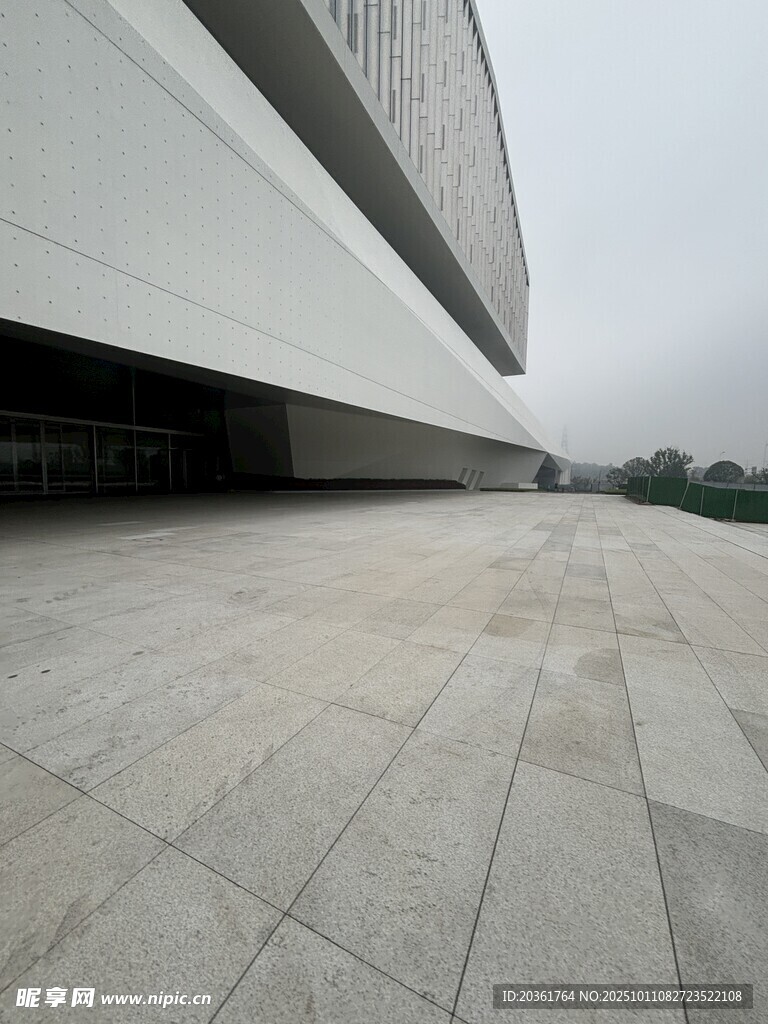 现代建筑下的开阔广场