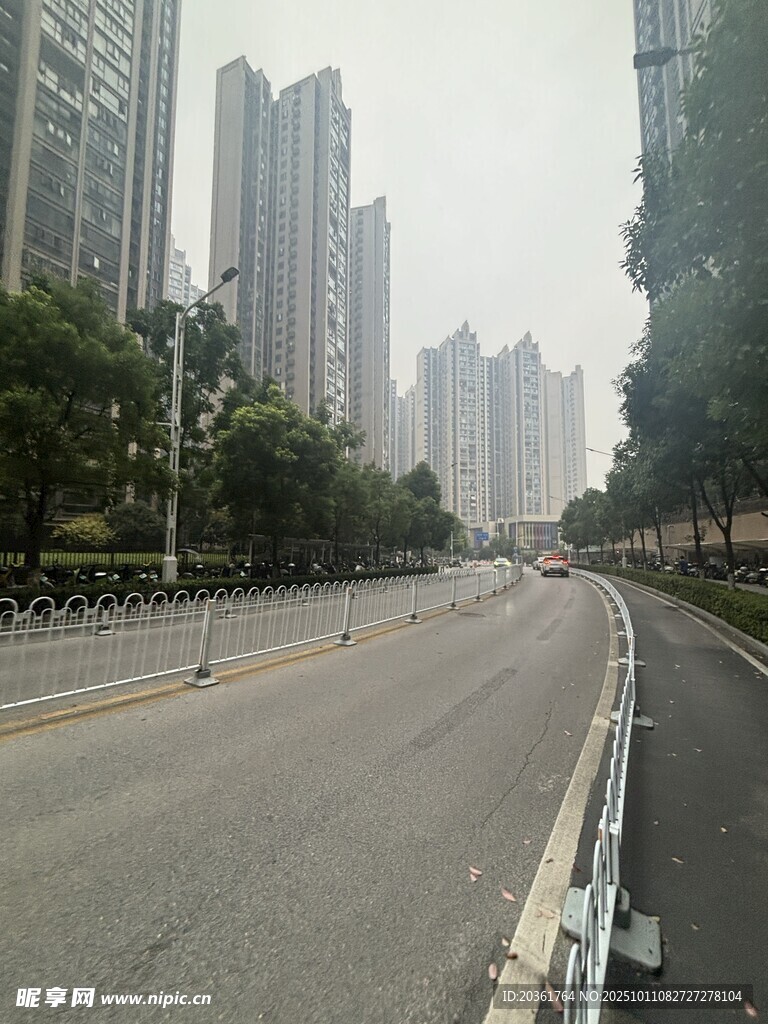 城市空旷道路与林立高楼