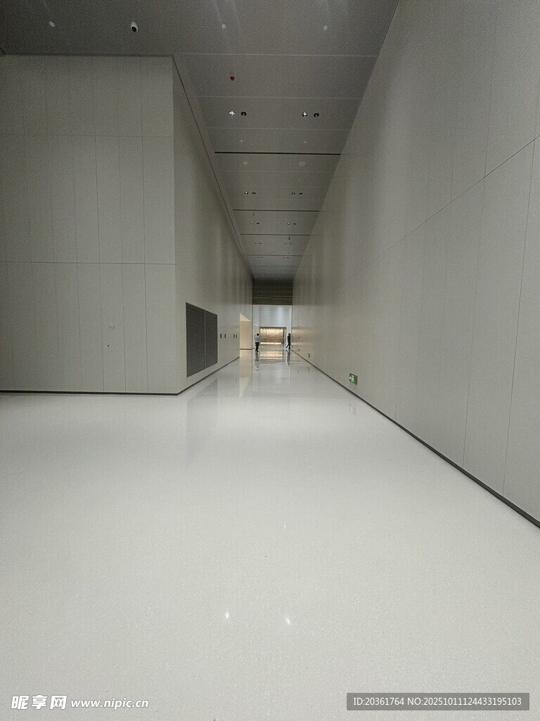 空旷简洁的室内走廊空间