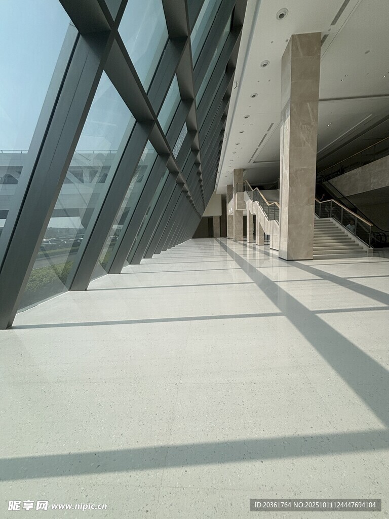 现代建筑宽敞走廊空间