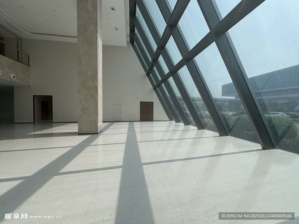 现代空旷玻璃建筑内部空间