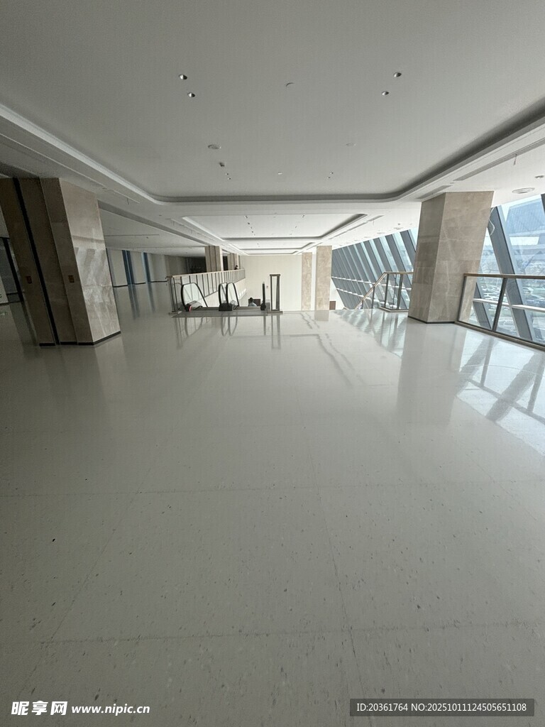 宽敞明亮的现代化办公空间