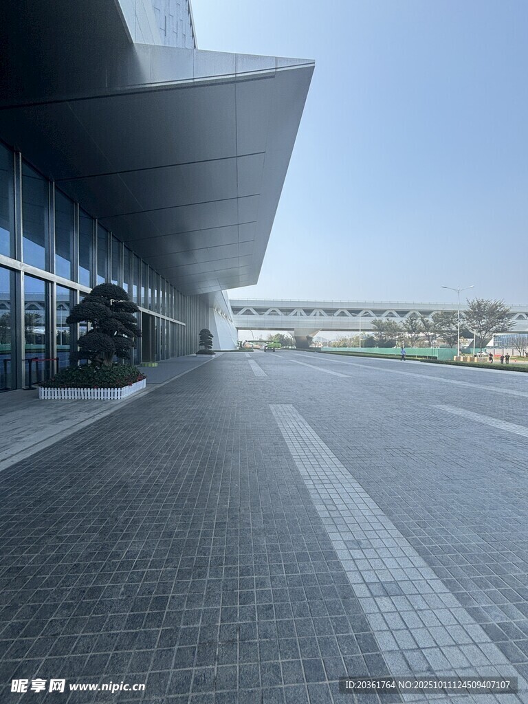 现代建筑户外宽敞步道