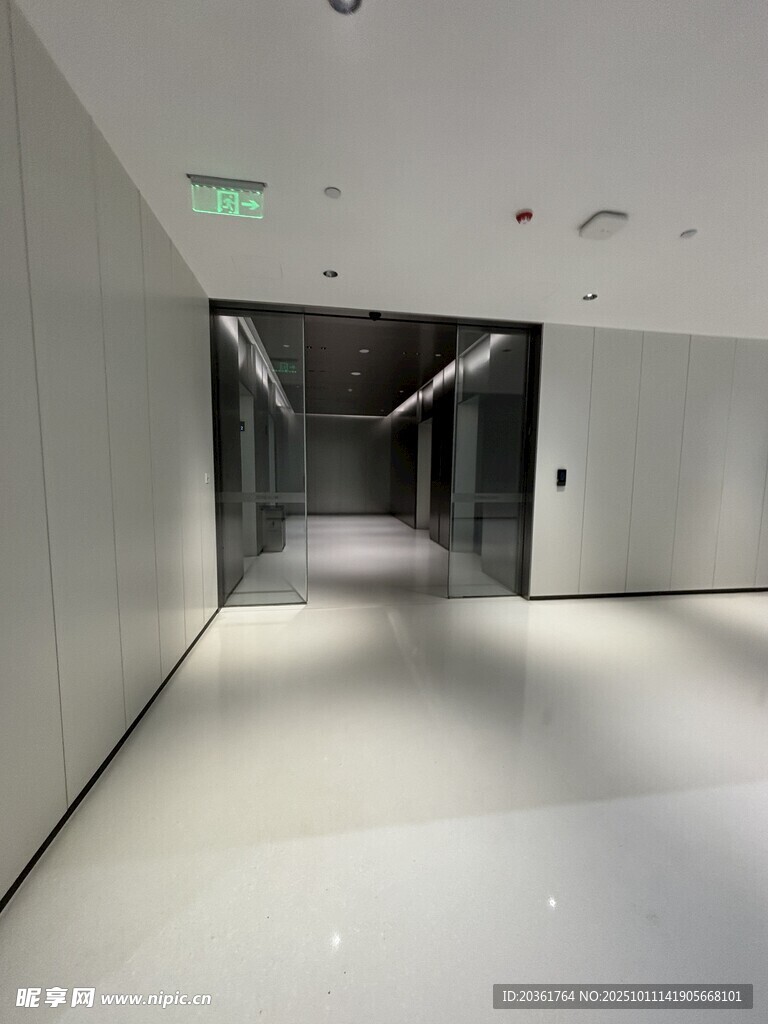 现代简约风格的空旷走廊