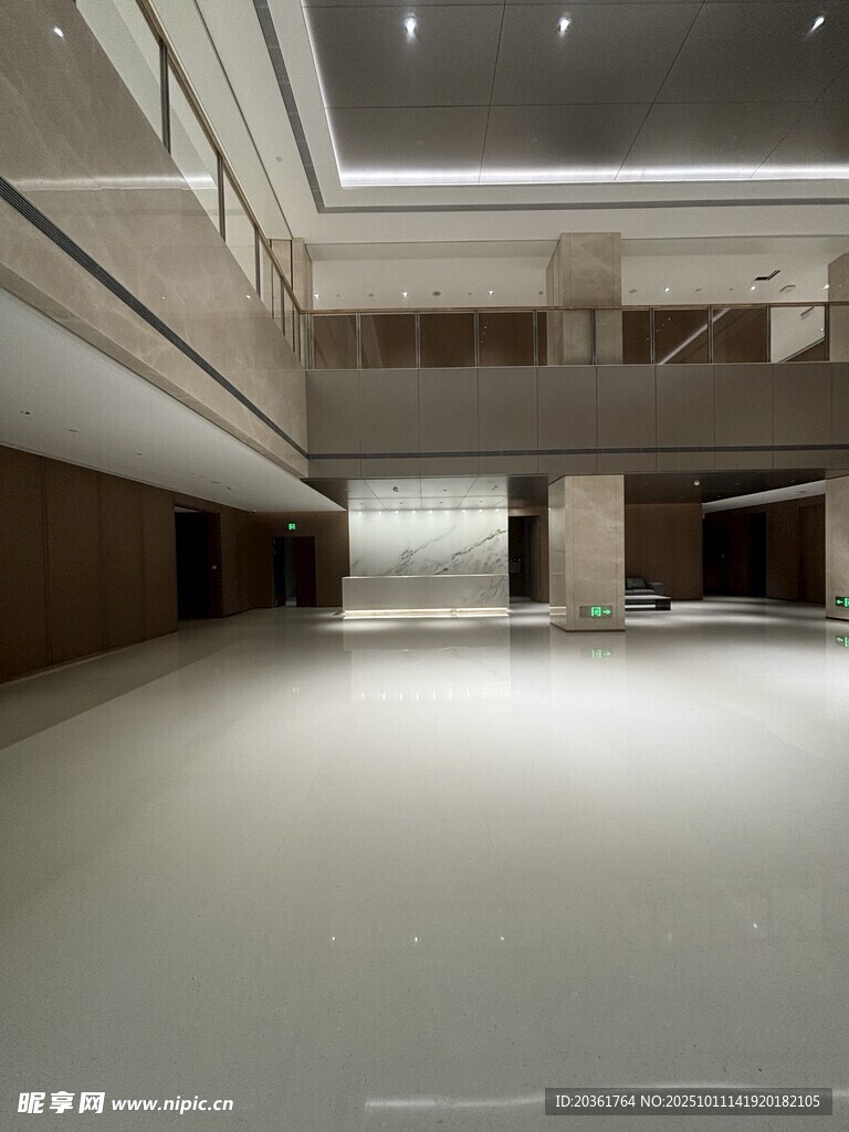 现代空旷多层室内空间