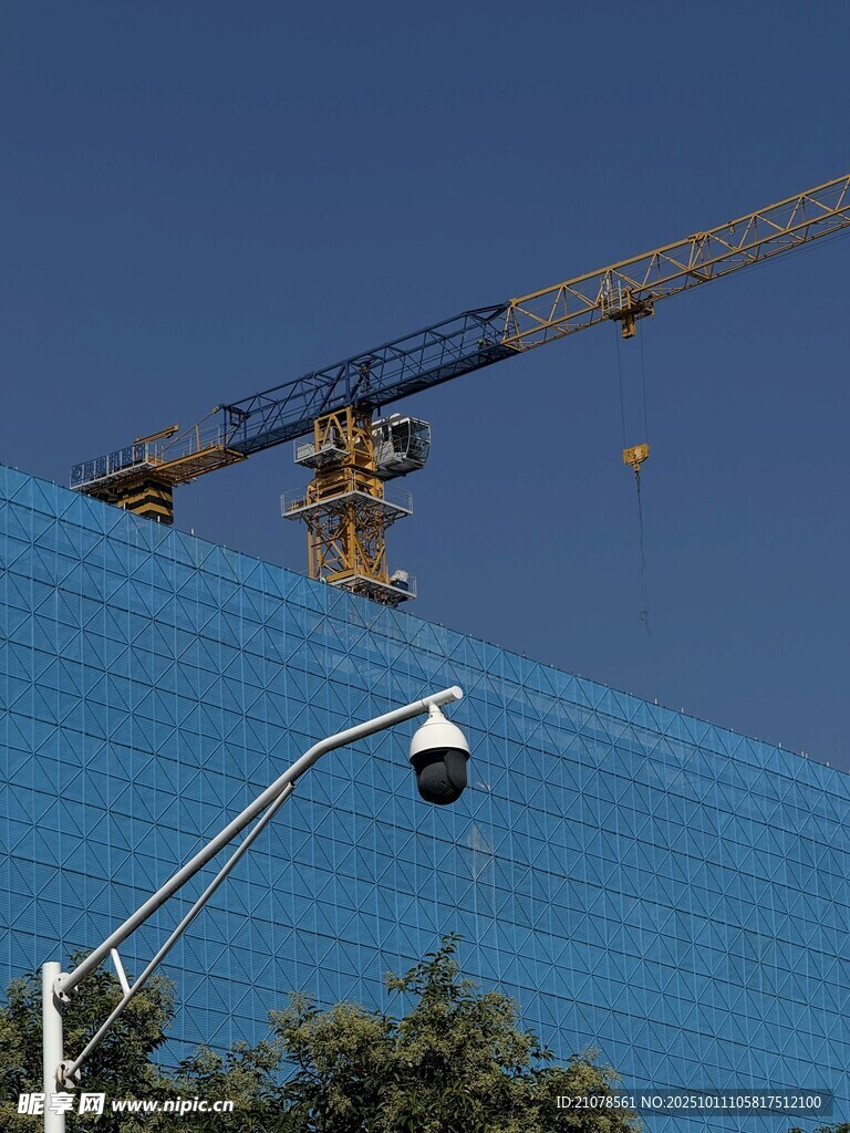 建筑工地监控与塔吊景象