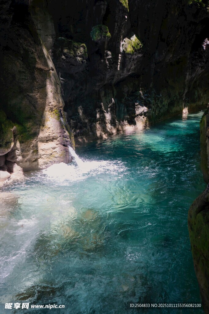 天然蓝水潭中戏水场景