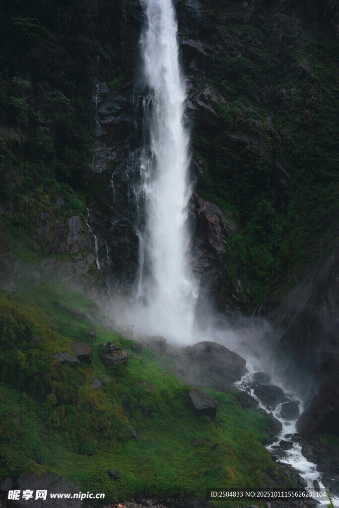壮观山间瀑布景观