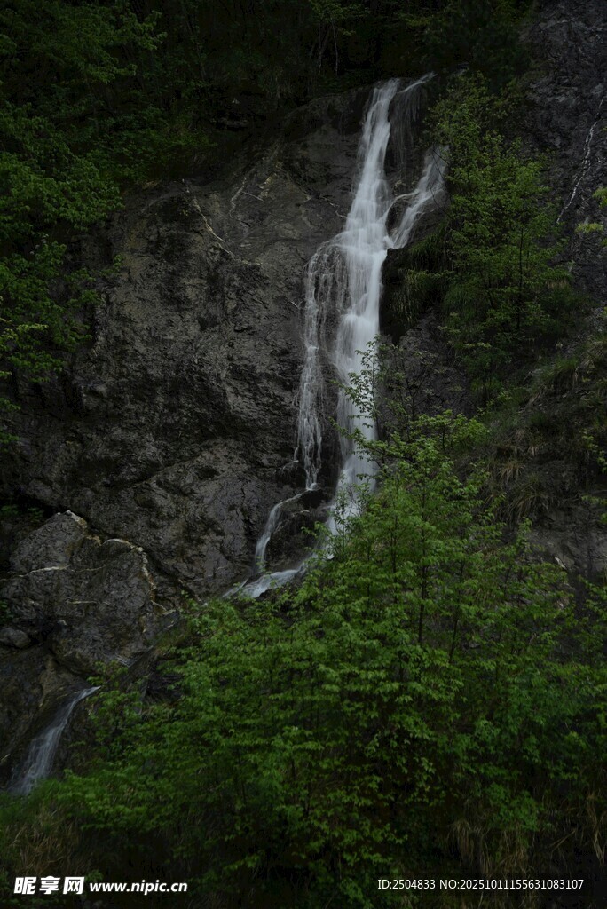 山间瀑布下的翠绿景致