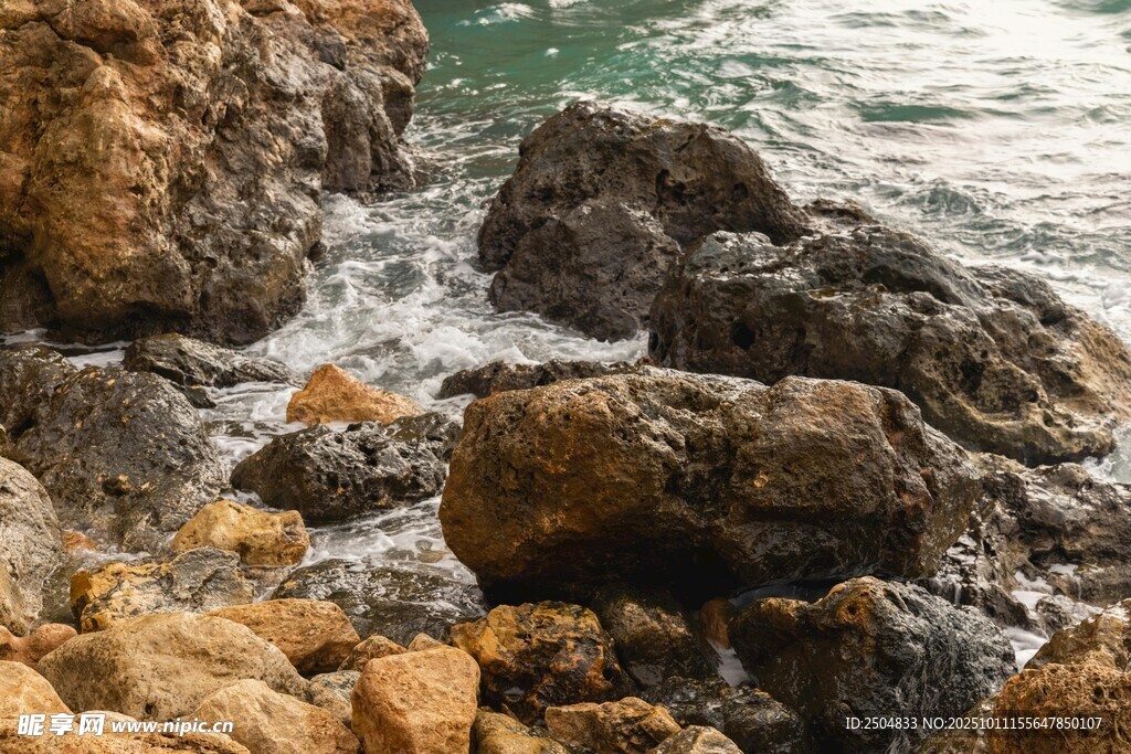 海边嶙峋礁石与翻涌海浪
