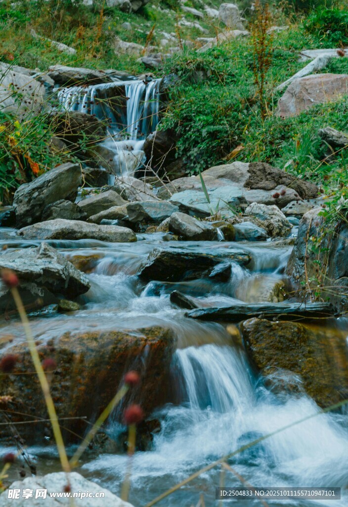 山间溪流潺潺的自然美景