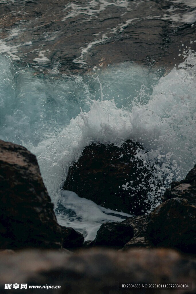 海浪拍击礁石的壮观景象