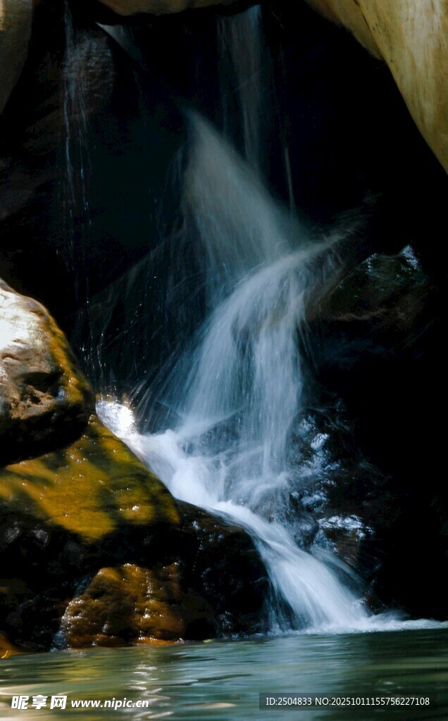 山间瀑布流水景观