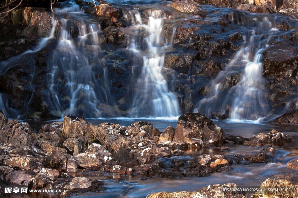 山间溪流瀑布自然美景