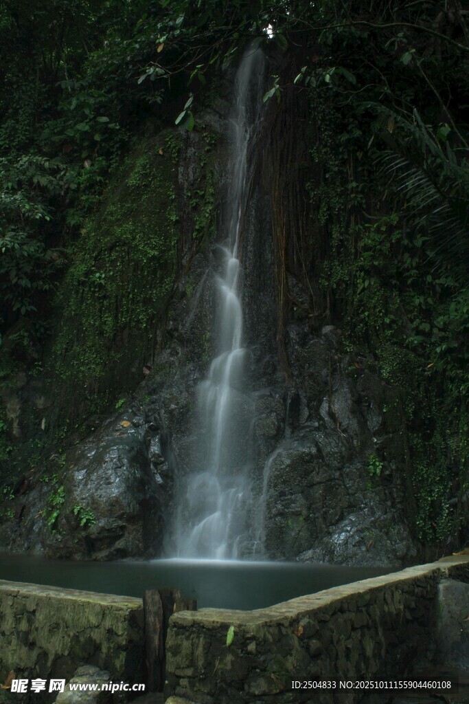 山间瀑布景观