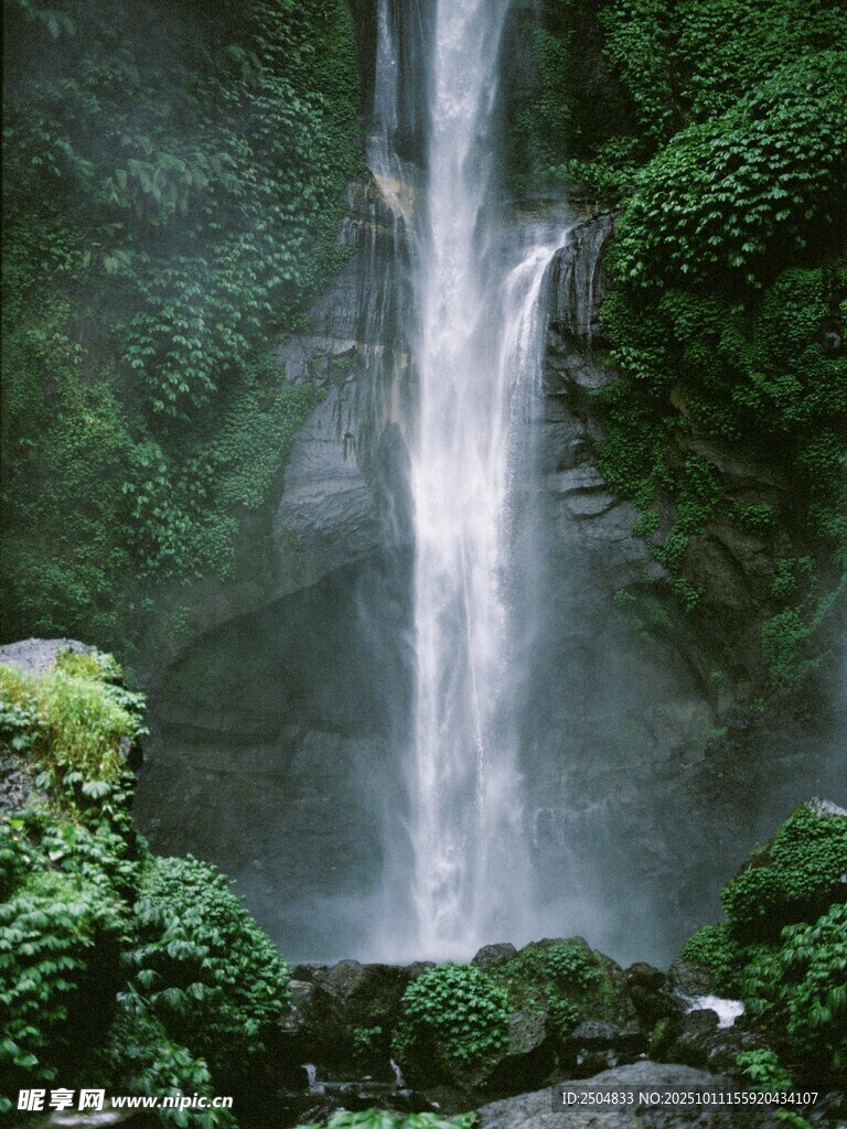 山间瀑布 绿意环绕的自然美景