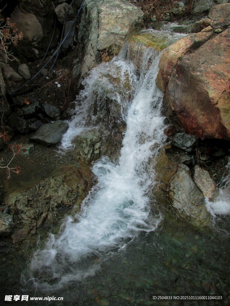 山间小瀑布流水景致