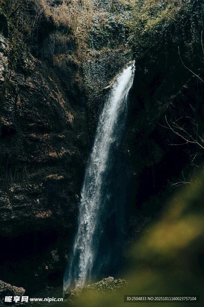 山间飞瀑美景