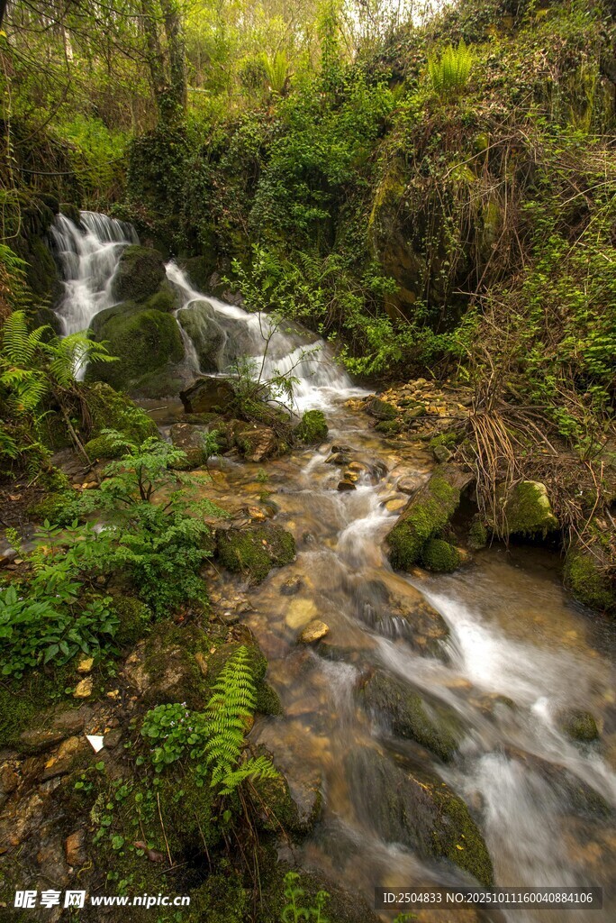 山间溪流瀑布自然美景