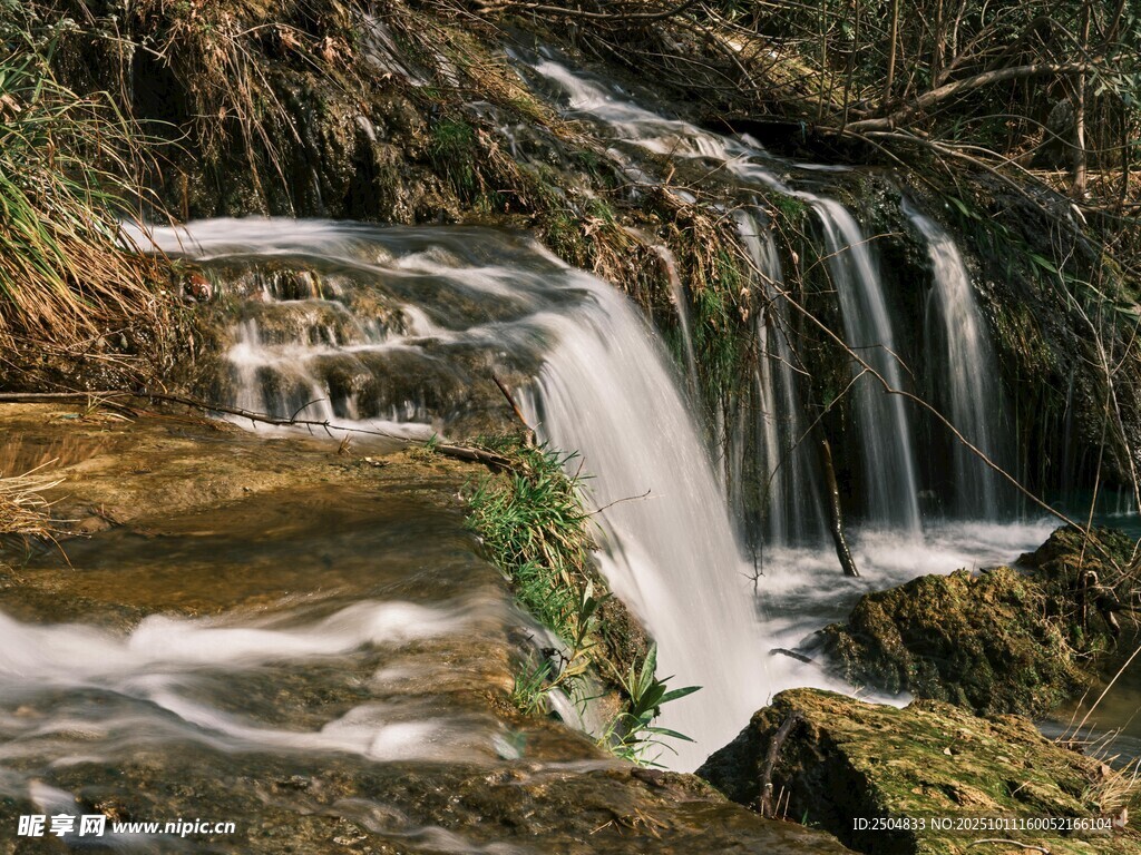 山间小瀑布 灵动自然景