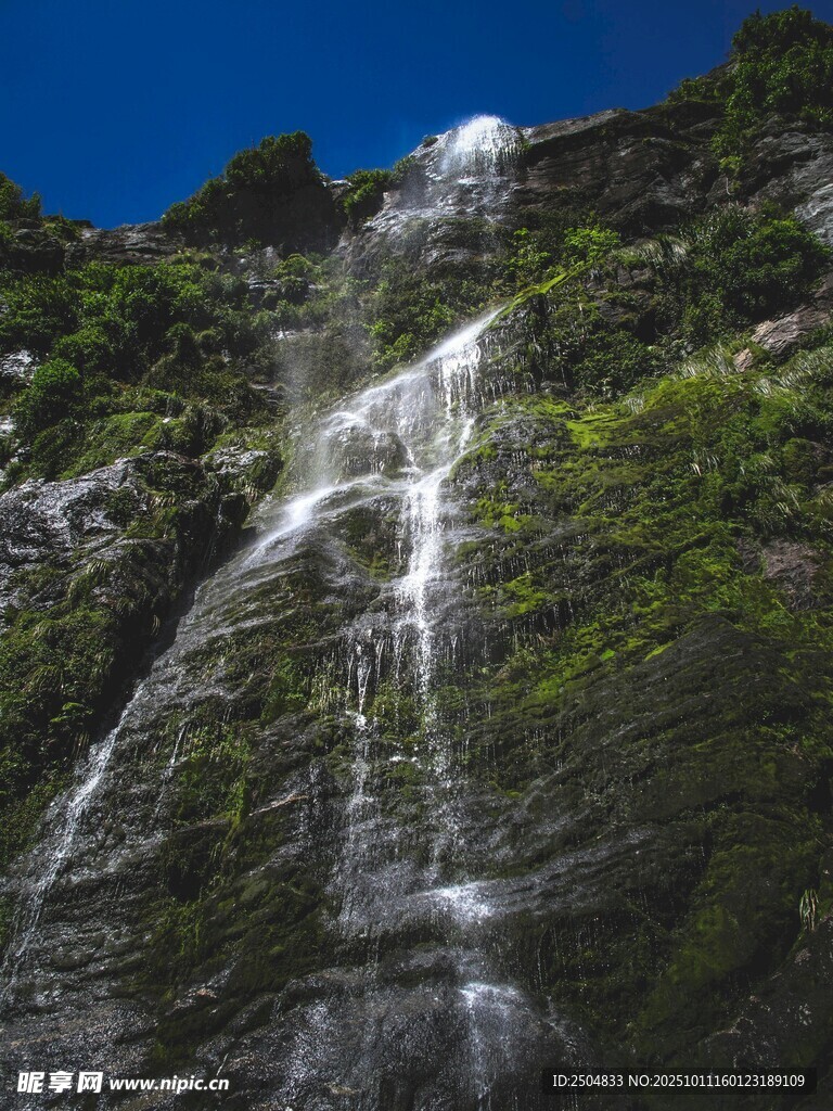 山间瀑布 绿意环绕