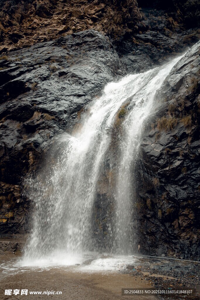 山间瀑布倾泻美景