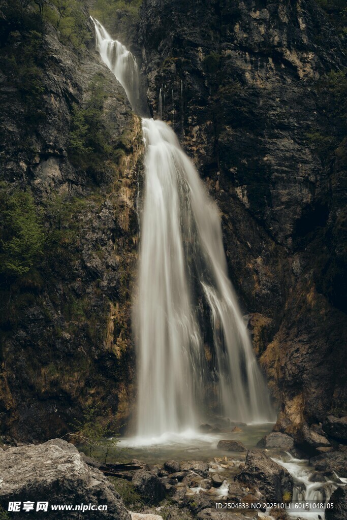 山间瀑布美景