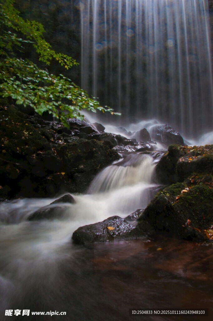 山间瀑布流水自然美景