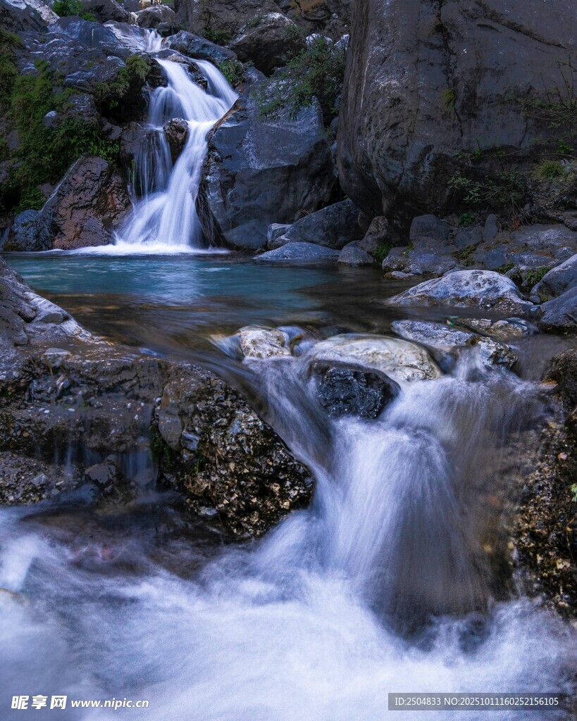 山间瀑布溪流美景