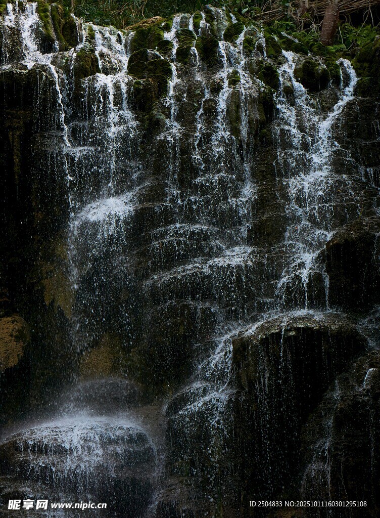 山间层叠瀑布景观