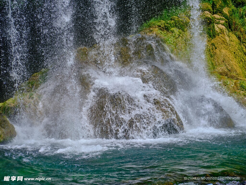 山间飞瀑 碧绿潭水美景