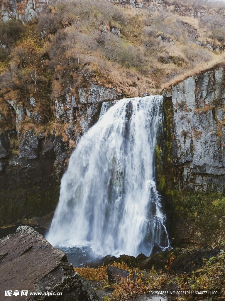 壮观瀑布从山间倾泻而下