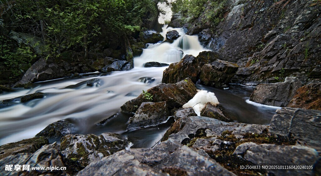 山间溪流瀑布美景