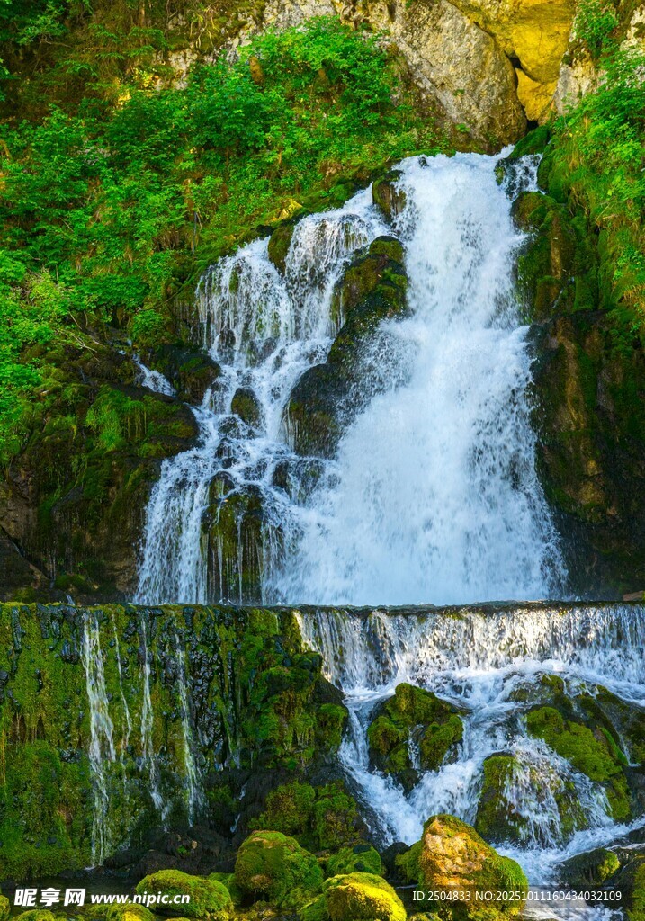 山间瀑布 绿意盎然之景