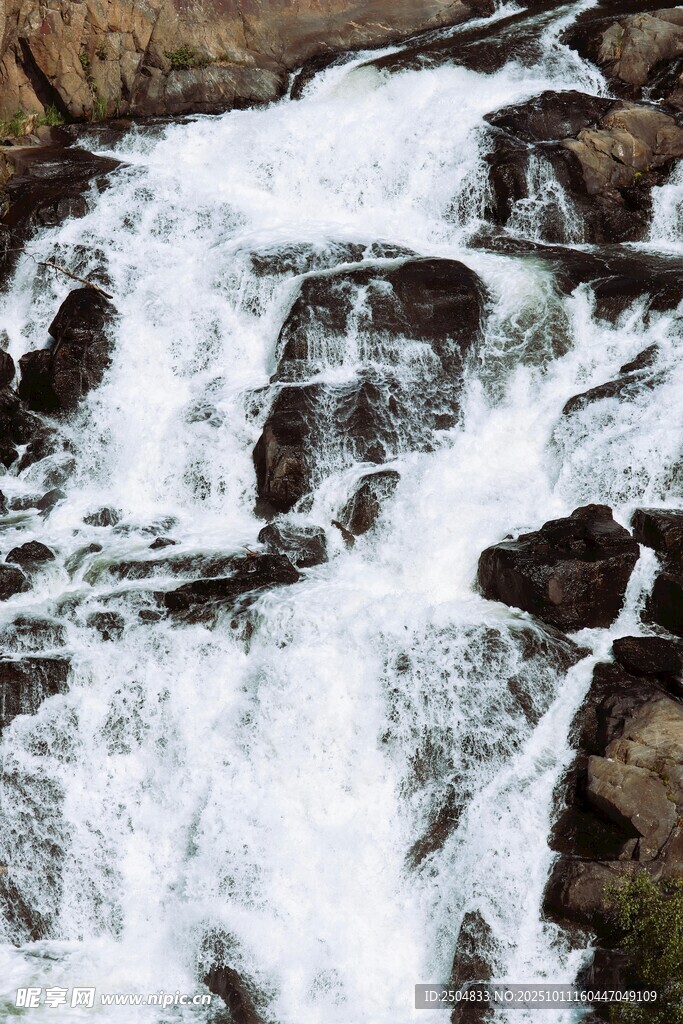 山间飞瀑 水花四溅