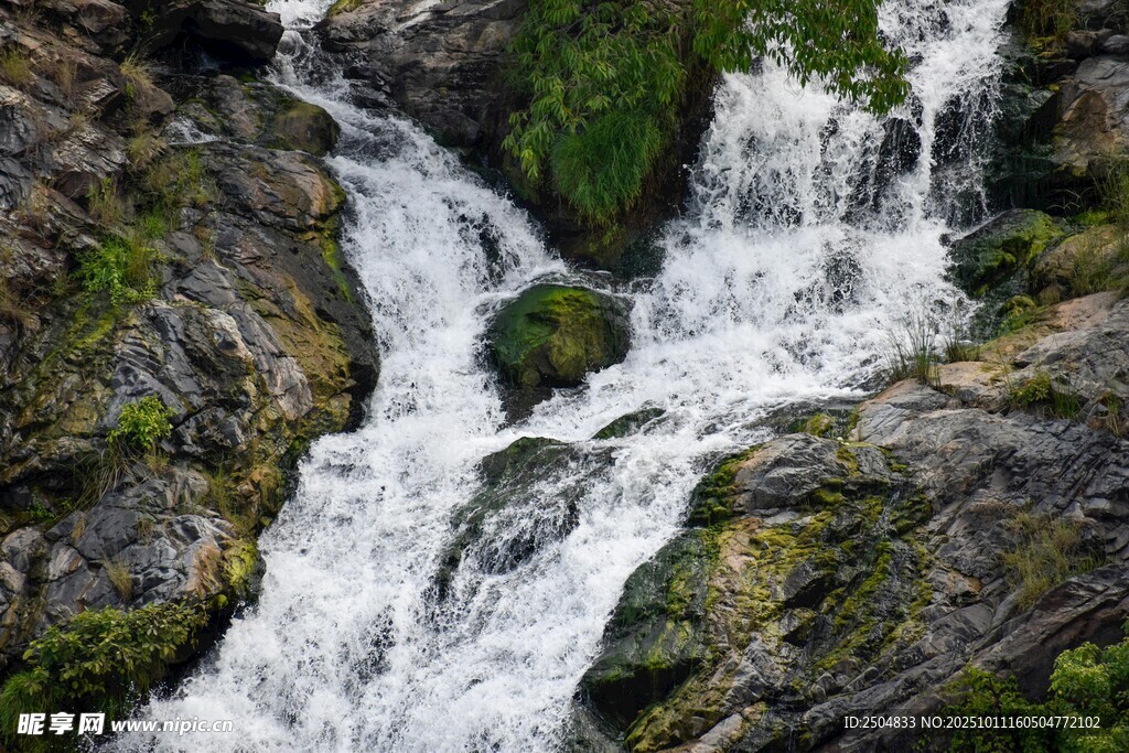 山间瀑布潺潺流水美景
