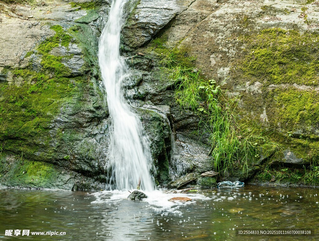 山间小瀑布景观