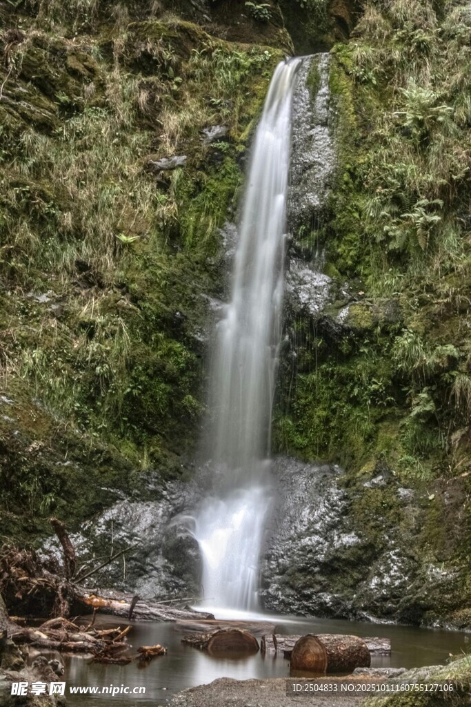 山间瀑布 绿意环绕之景