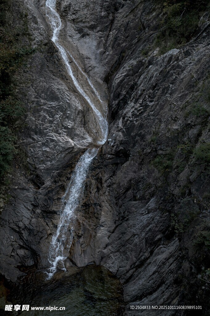 山间瀑布景观