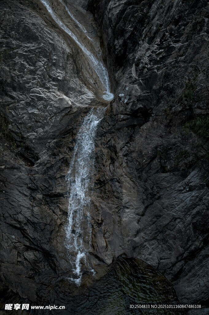 山间飞瀑 自然壮丽景观